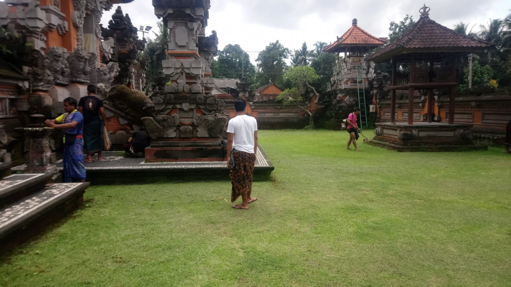 STT. Surya Chandra Banjar Kedewatan Lakukan Giat Mareresik di Pura Dalem Suargan